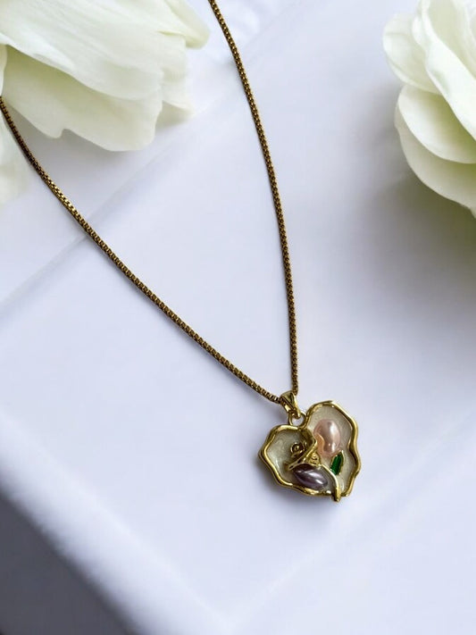 GOLDEN CHAIN WITH HEART PENDNENT