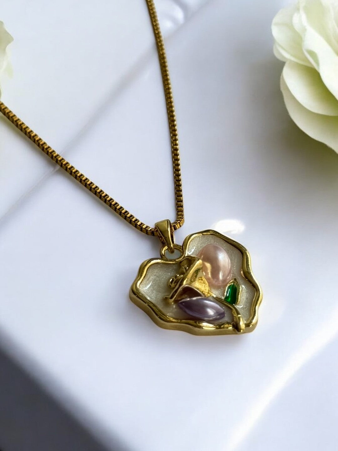 GOLDEN CHAIN WITH HEART PENDNENT