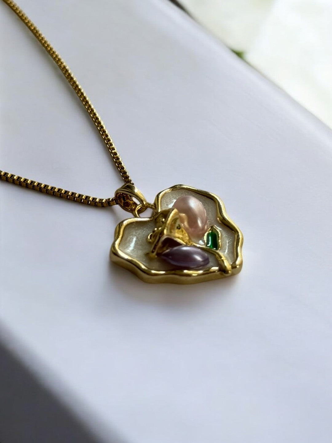 GOLDEN CHAIN WITH HEART PENDNENT