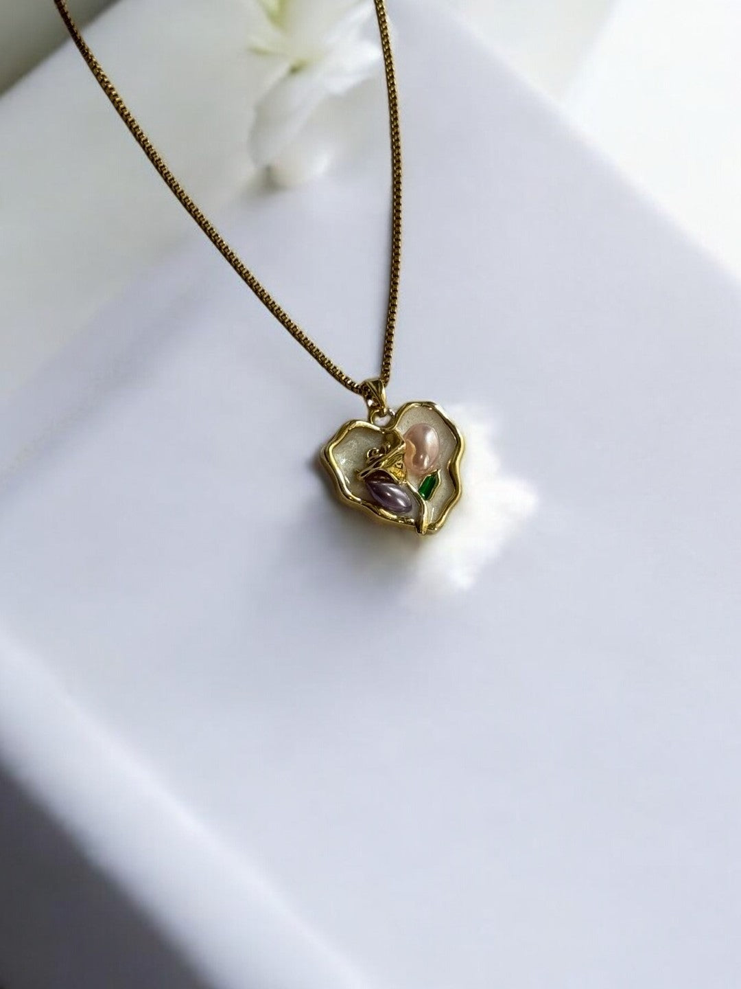 GOLDEN CHAIN WITH HEART PENDNENT
