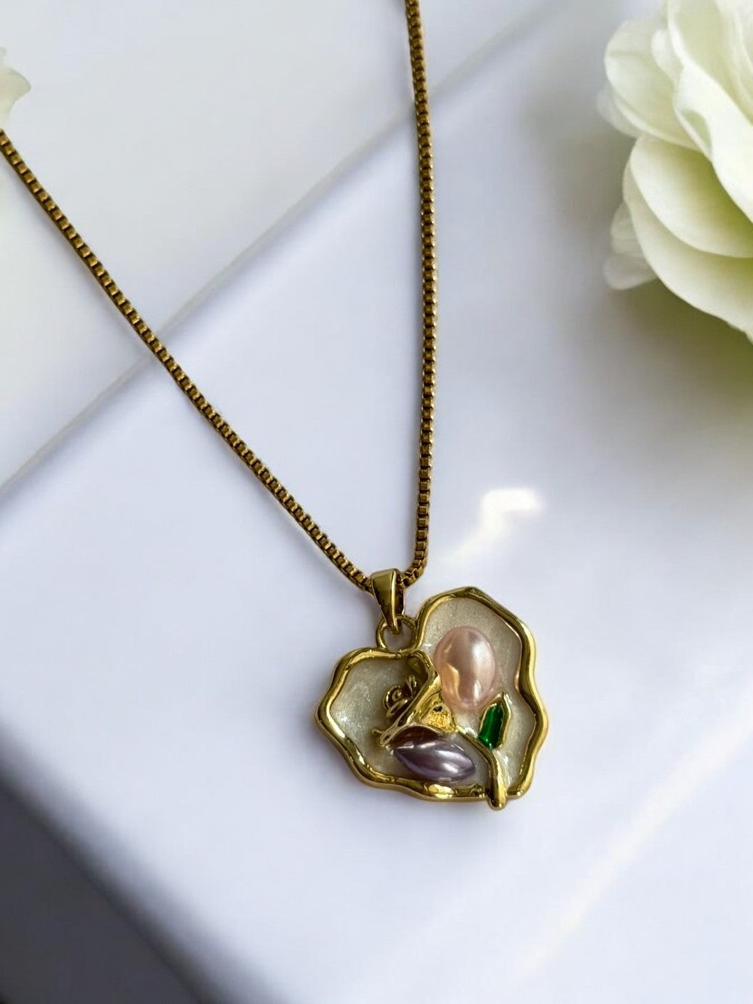 GOLDEN CHAIN WITH HEART PENDNENT