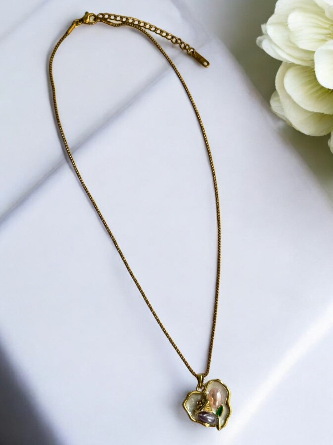 GOLDEN CHAIN WITH HEART PENDNENT