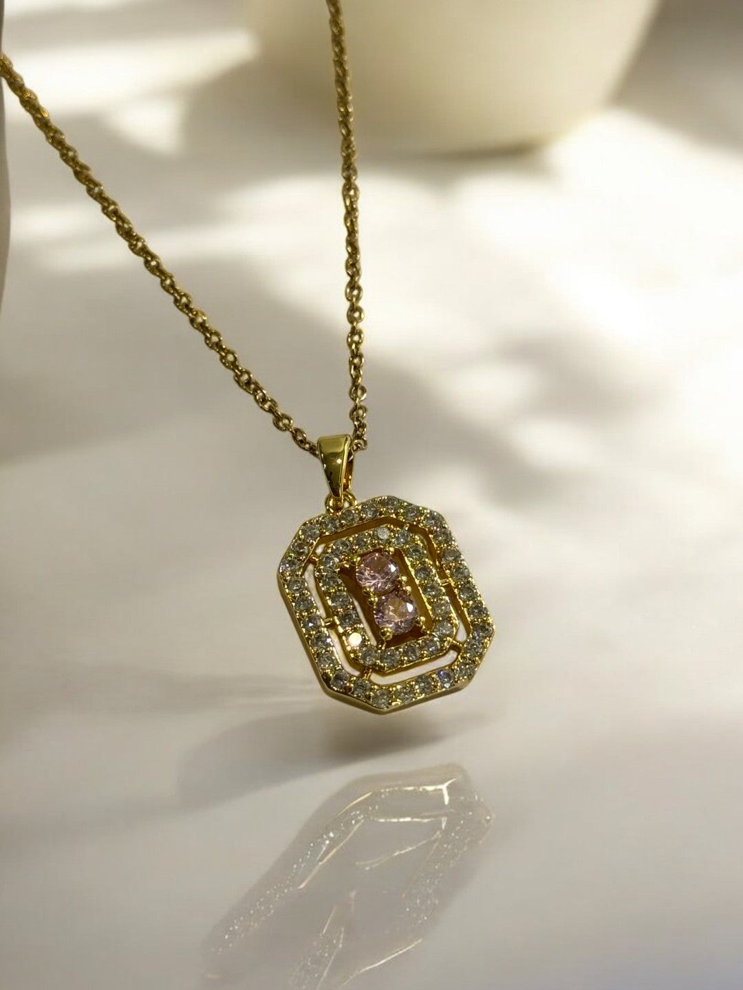 GOLDEN CHAIN WITH DIAMOND PENDENT