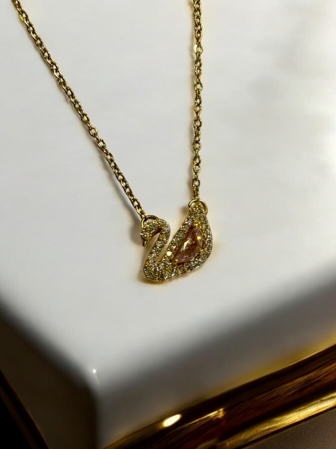 GOLDEN CHAIN WITH PINK DIAMOND SWAN