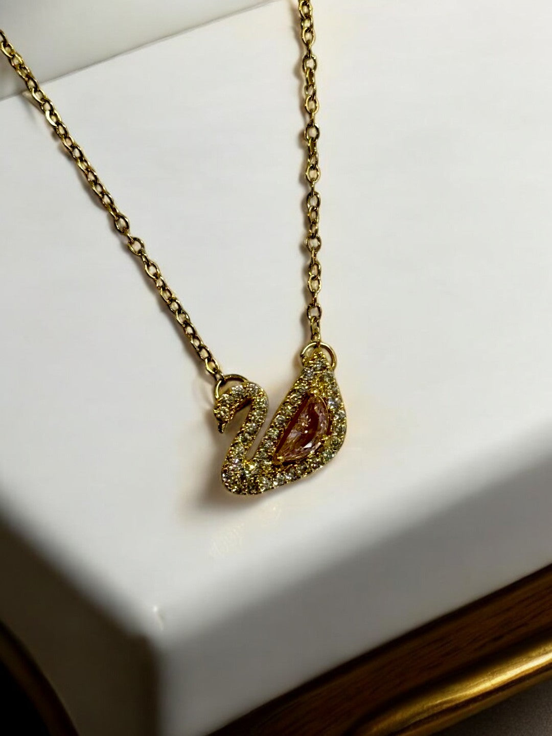GOLDEN CHAIN WITH PINK DIAMOND SWAN
