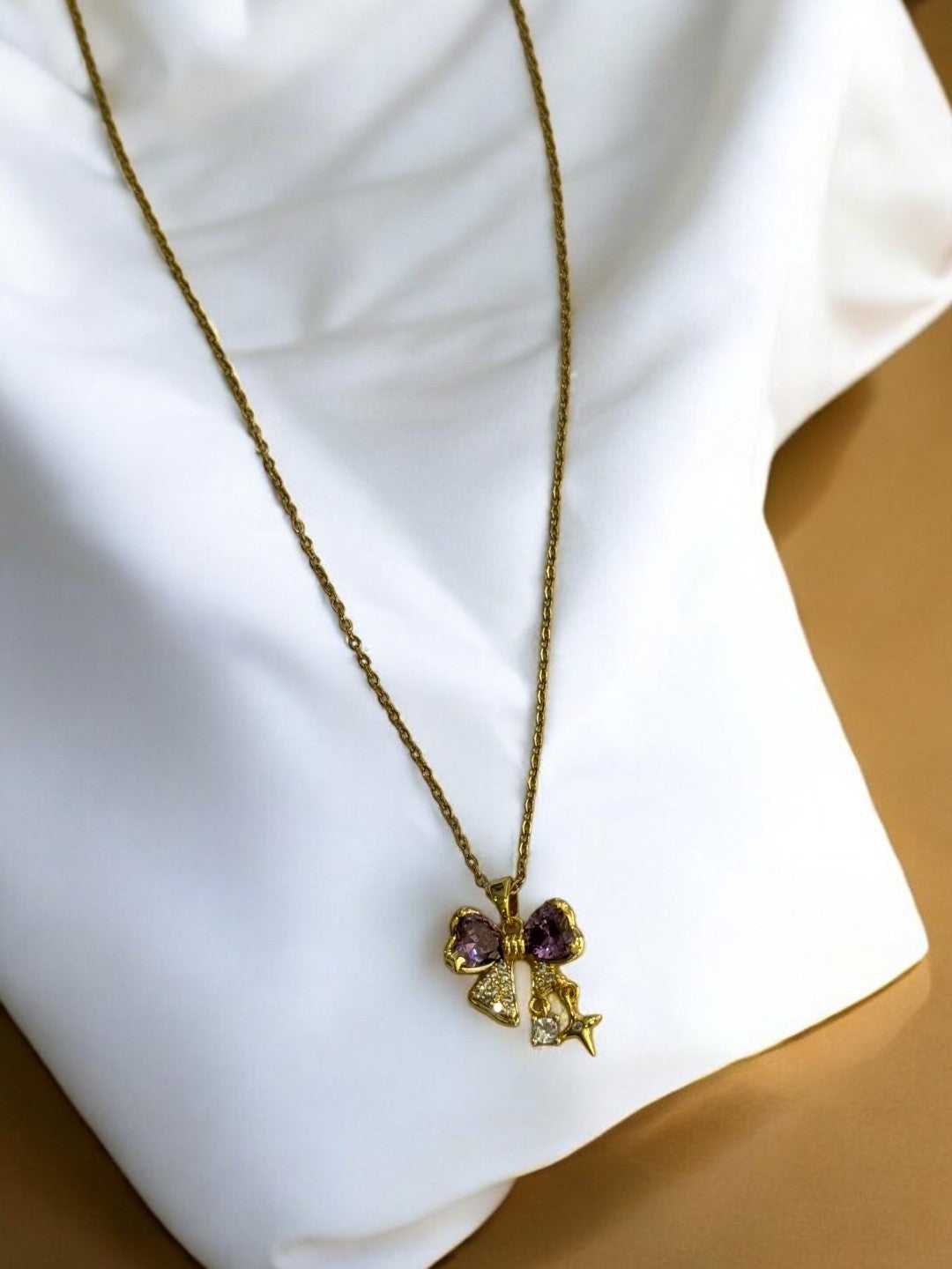 GOLDEN CHAIN WITH PURPLE DIAMOND BOW AND STAR