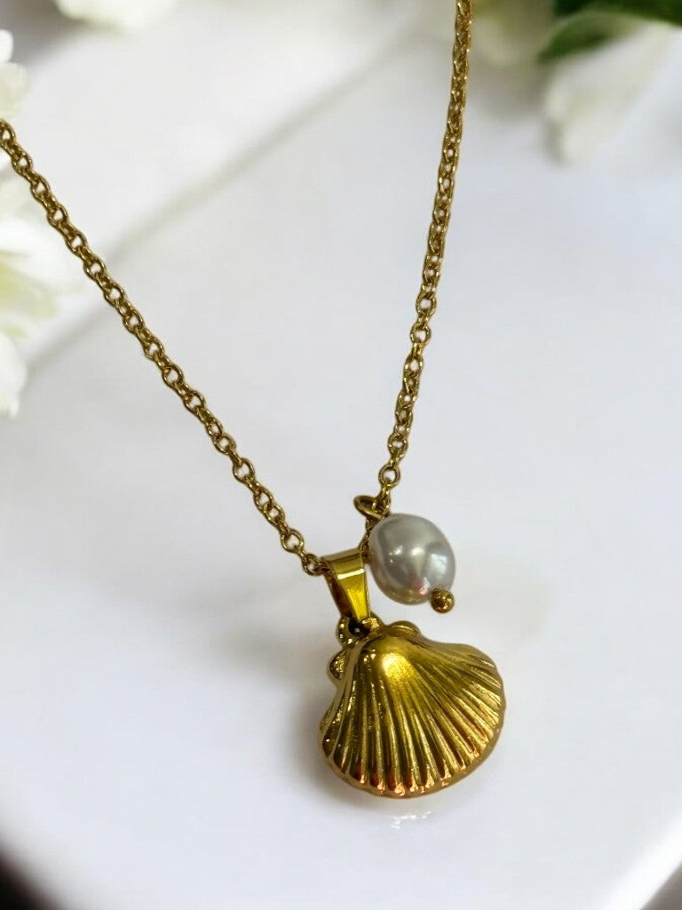 GOLDEN CHAIN WITH CHARMS LIKE PEARL AND SEA SHELL