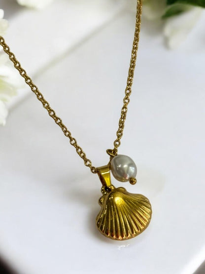 GOLDEN CHAIN WITH CHARMS LIKE PEARL AND SEA SHELL