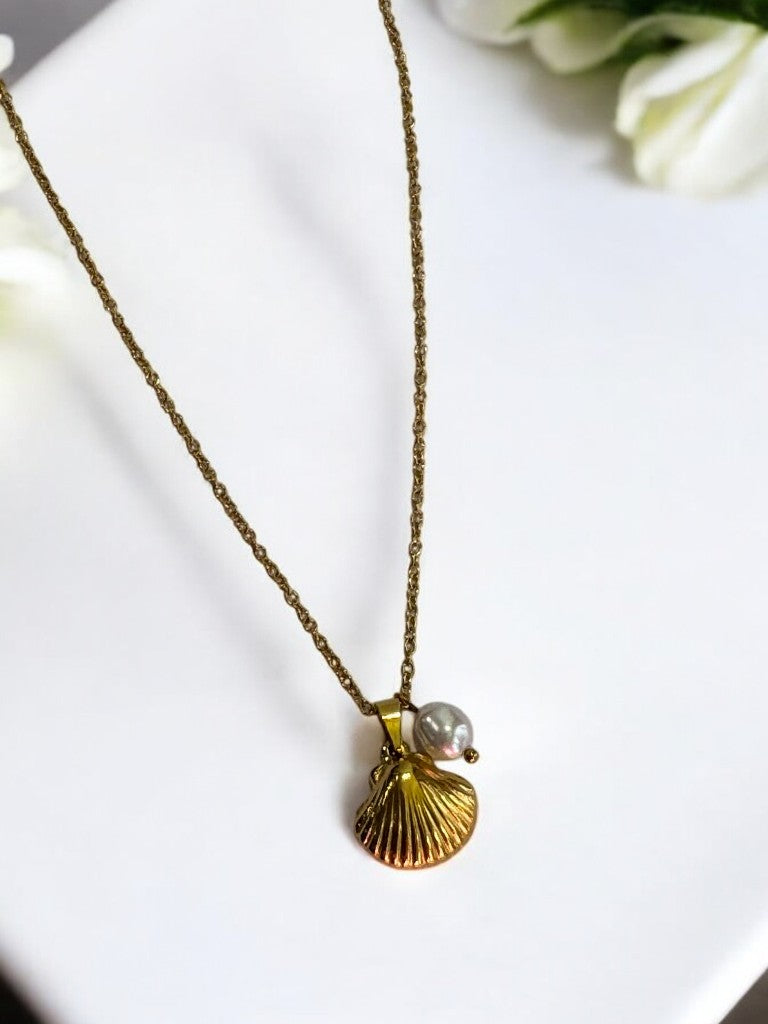 GOLDEN CHAIN WITH CHARMS LIKE PEARL AND SEA SHELL