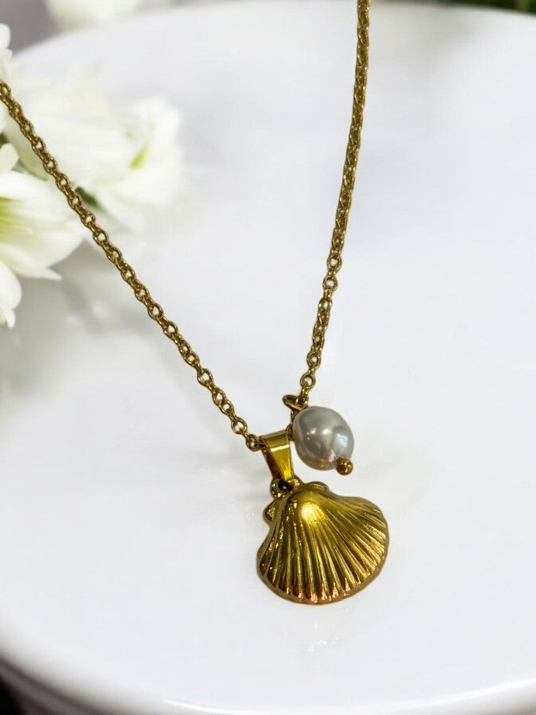 GOLDEN CHAIN WITH CHARMS LIKE PEARL AND SEA SHELL