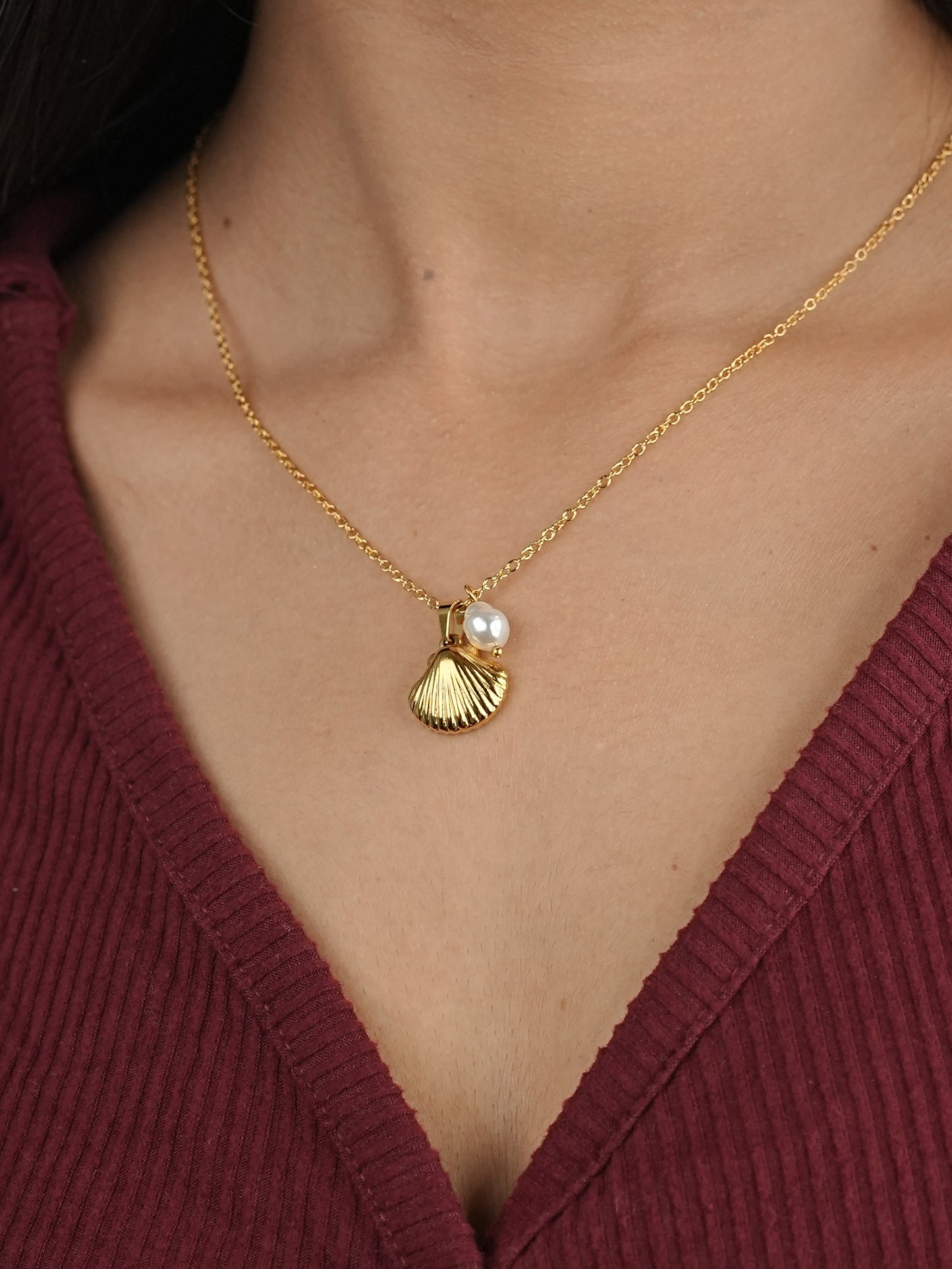 GOLDEN CHAIN WITH CHARMS LIKE PEARL AND SEA SHELL