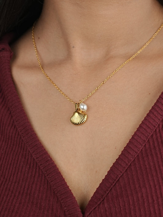 GOLDEN CHAIN WITH CHARMS LIKE PEARL AND SEA SHELL