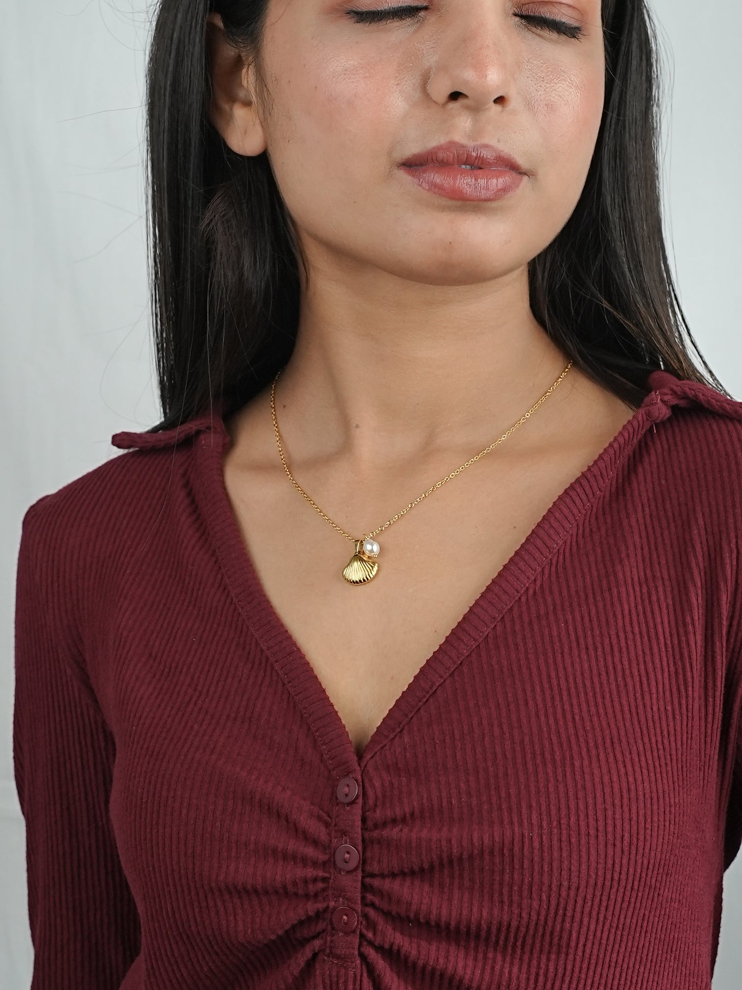 GOLDEN CHAIN WITH CHARMS LIKE PEARL AND SEA SHELL