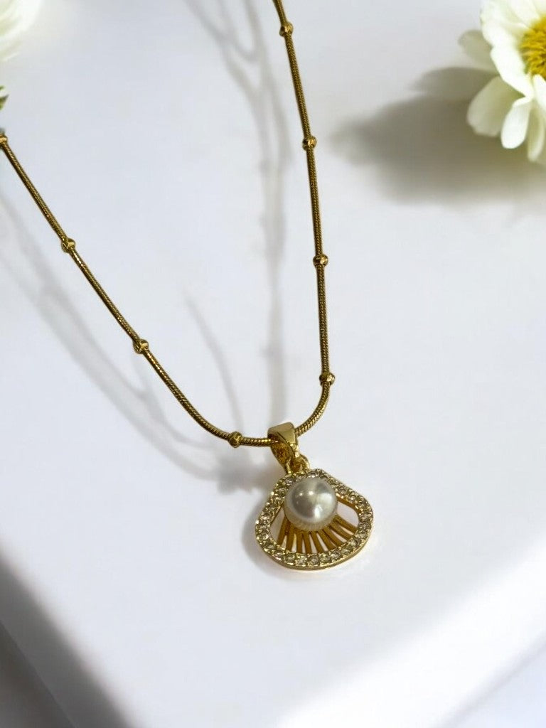 GOLDEN CHAIN WITH DIAMOND SEA SHELL AND EYE CATCHING PEARL