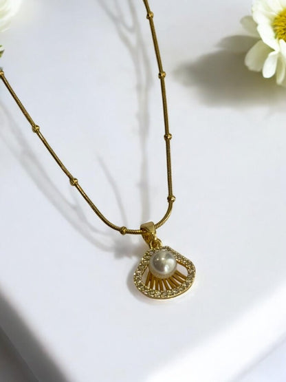 GOLDEN CHAIN WITH DIAMOND SEA SHELL AND EYE CATCHING PEARL