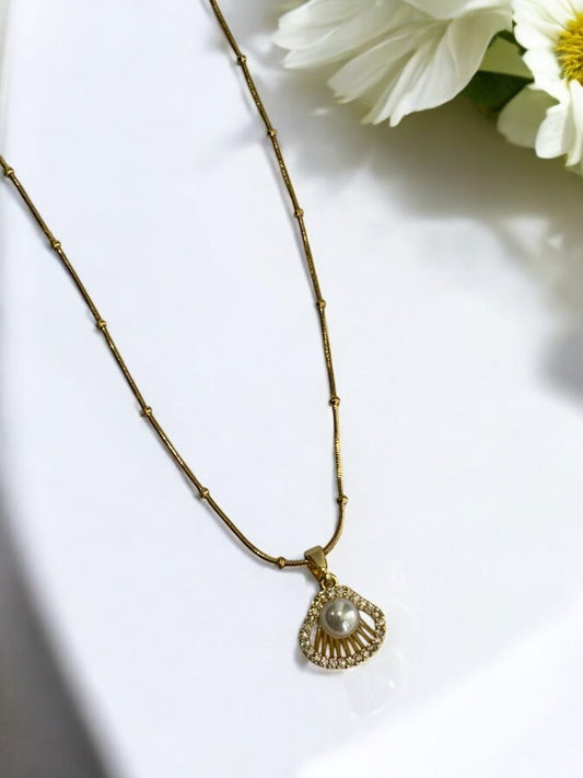 GOLDEN CHAIN WITH DIAMOND SEA SHELL AND EYE CATCHING PEARL
