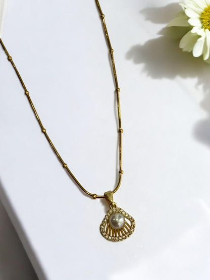 GOLDEN CHAIN WITH DIAMOND SEA SHELL AND EYE CATCHING PEARL