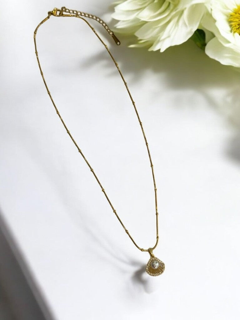 GOLDEN CHAIN WITH DIAMOND SEA SHELL AND EYE CATCHING PEARL