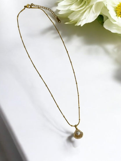 GOLDEN CHAIN WITH DIAMOND SEA SHELL AND EYE CATCHING PEARL