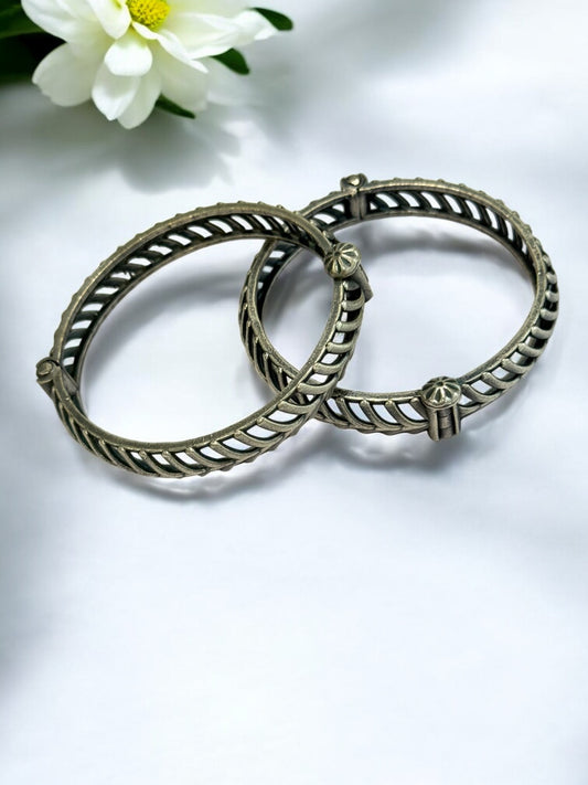 SILVER TWISHA GERMAN SILVER BANGLE