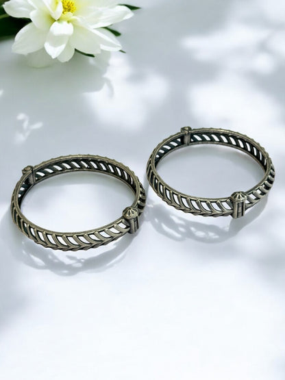 SILVER TWISHA GERMAN SILVER BANGLE