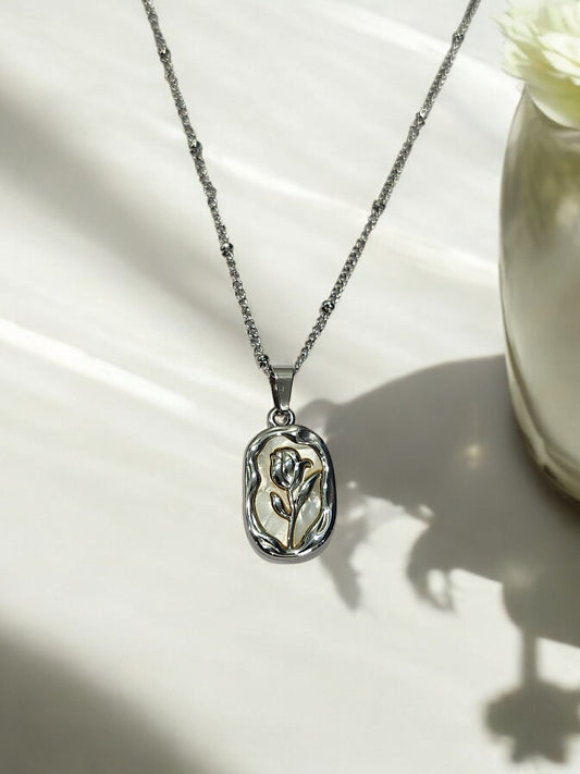 92.5 SILVER PLATED CHAIN AND ROSE PENDENT