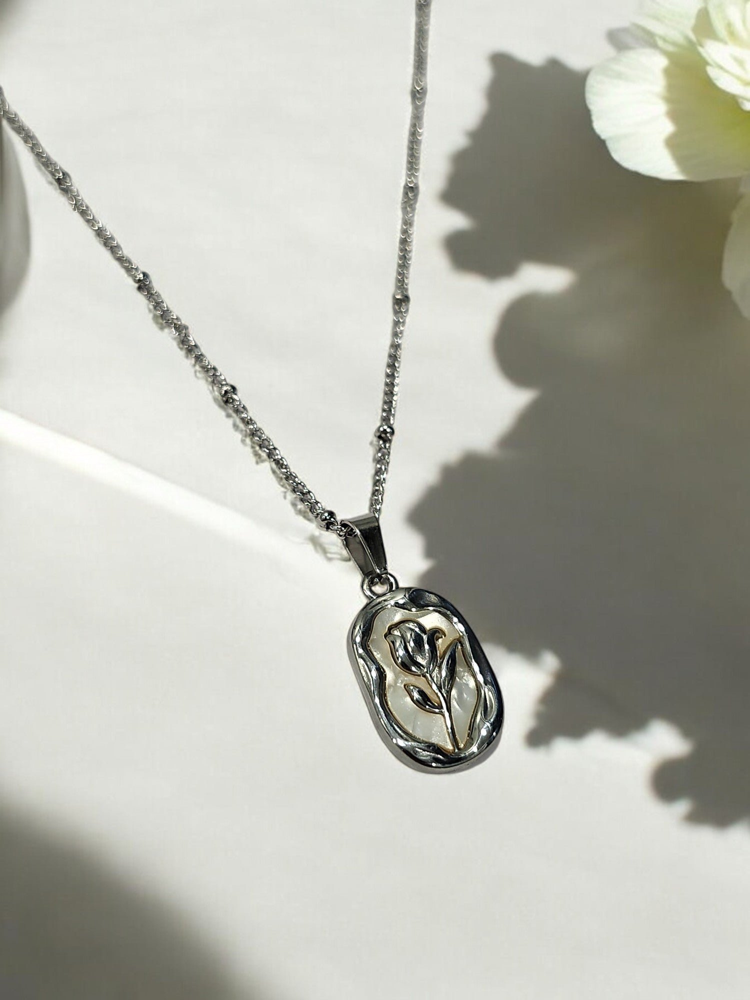 92.5 SILVER PLATED CHAIN AND ROSE PENDENT