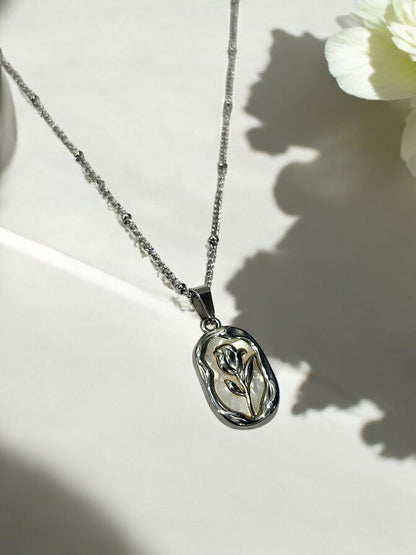 92.5 SILVER PLATED CHAIN AND ROSE PENDENT