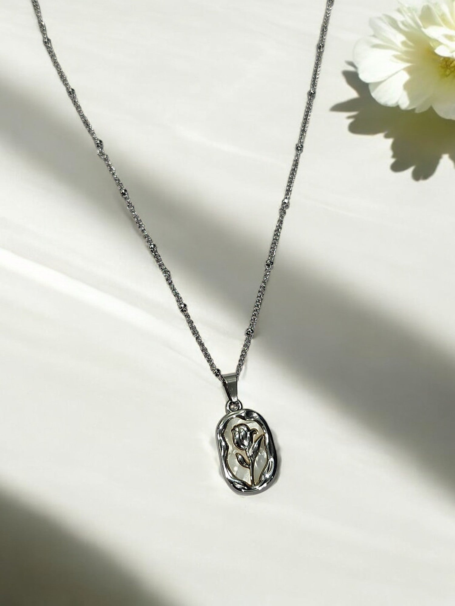 92.5 SILVER PLATED CHAIN AND ROSE PENDENT