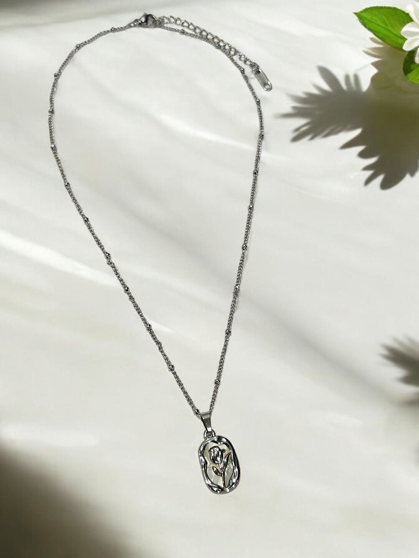 92.5 SILVER PLATED CHAIN AND ROSE PENDENT