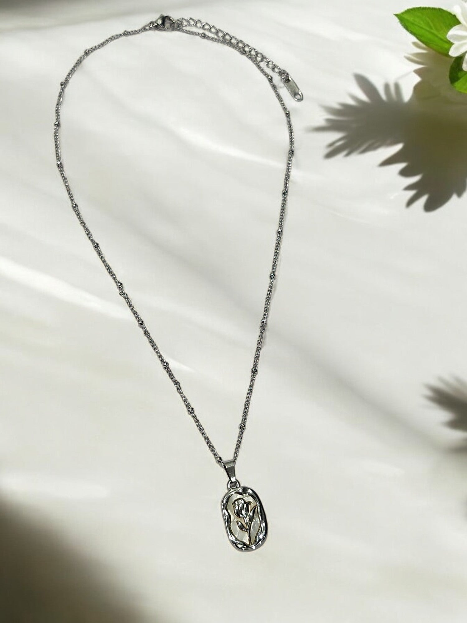 92.5 SILVER PLATED CHAIN AND ROSE PENDENT
