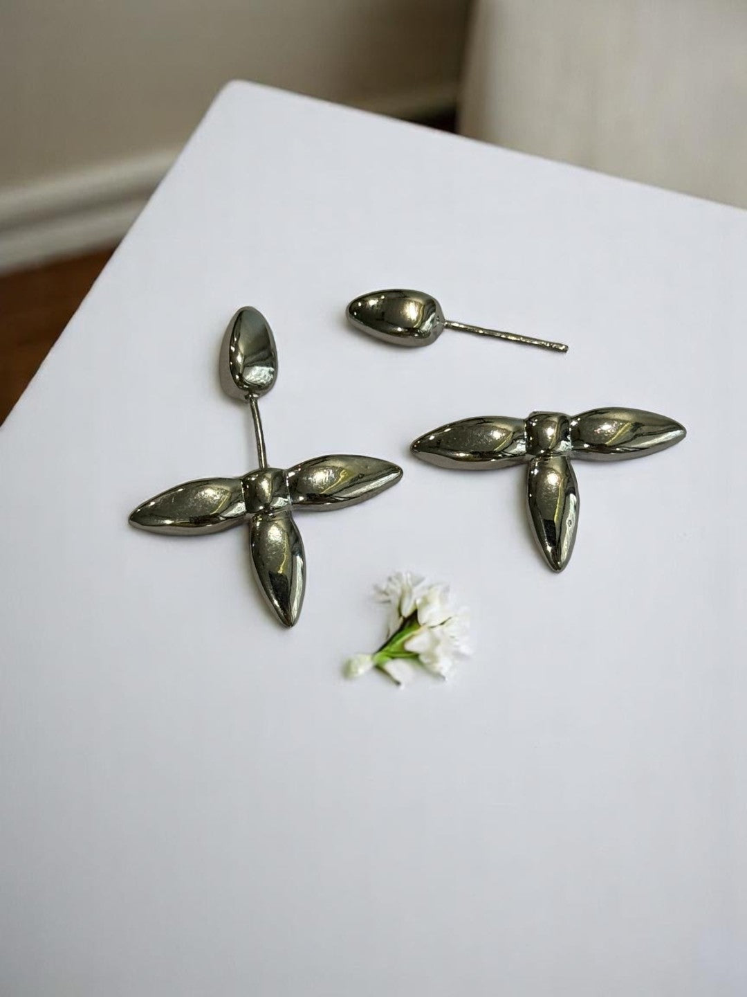 SILVER LOUIS VUITTON STUD