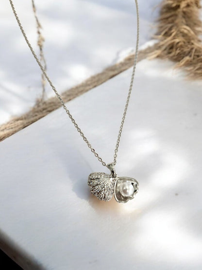 SILVER CHAIN WITH DIAMOND SEASHELL IN EYE-CATCHING PEARL