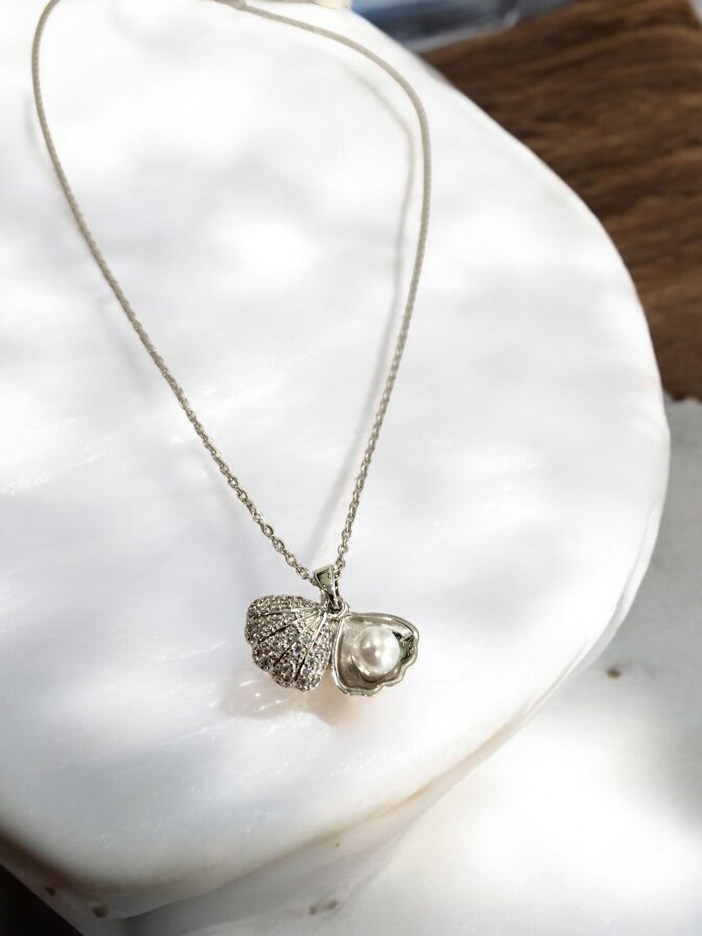 SILVER CHAIN WITH DIAMOND SEASHELL IN EYE-CATCHING PEARL