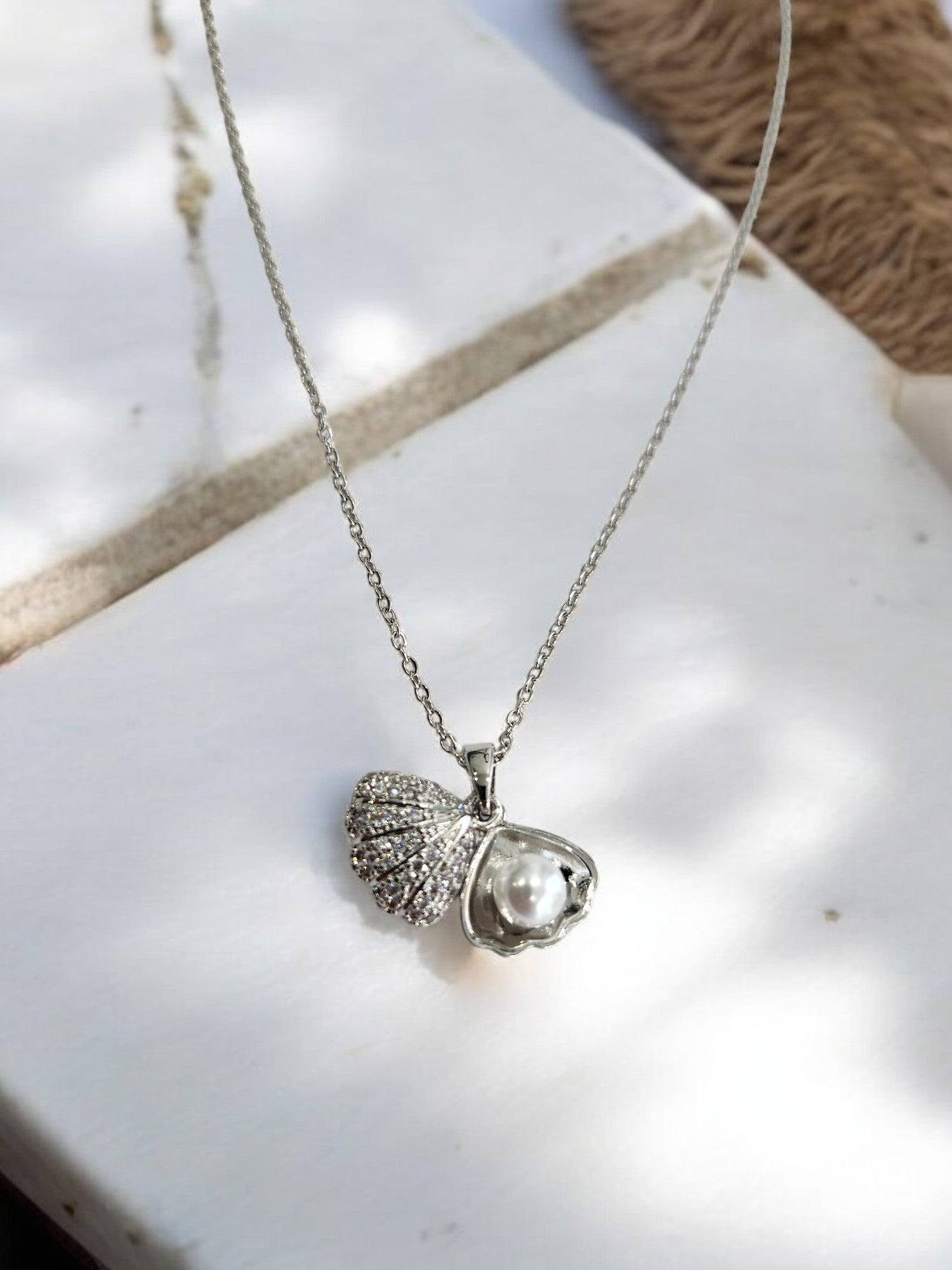 SILVER CHAIN WITH DIAMOND SEASHELL IN EYE-CATCHING PEARL