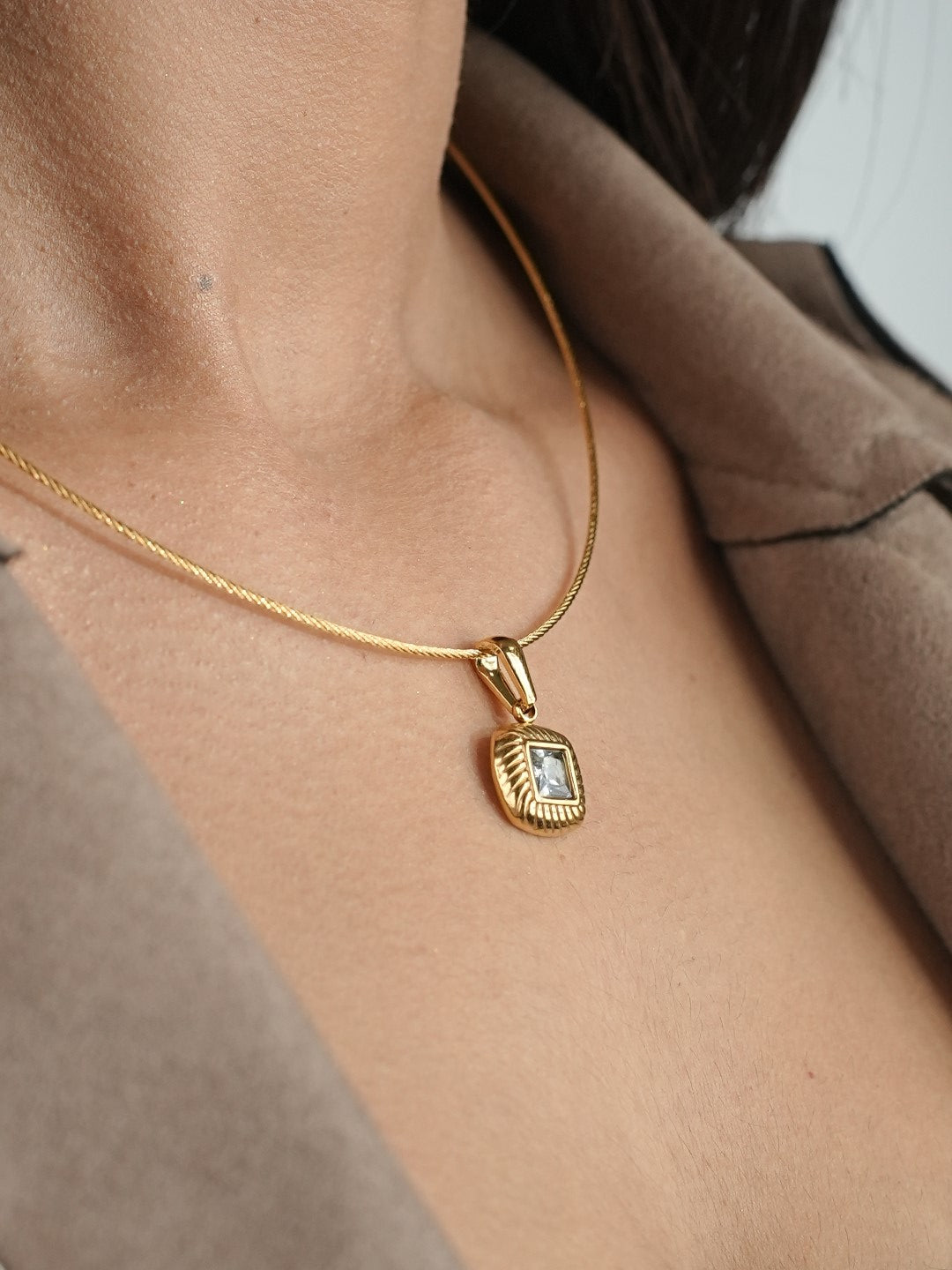GOLDEN CHAIN WITH SHIMMERING SQUARE DIAMOND NECKLACE