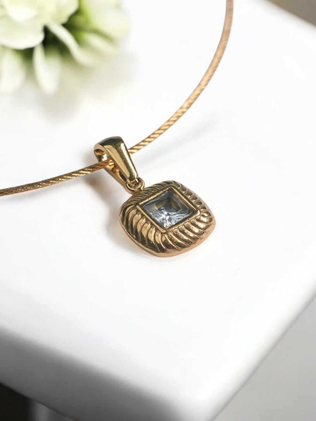 GOLDEN CHAIN WITH SHIMMERING SQUARE DIAMOND NECKLACE