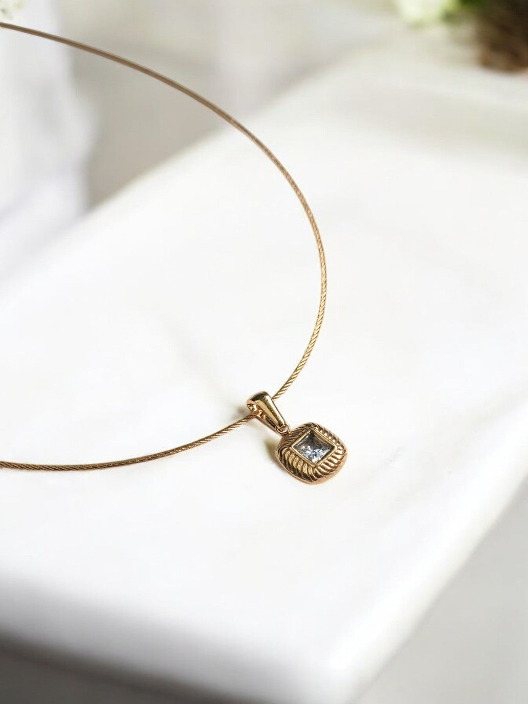 GOLDEN CHAIN WITH SHIMMERING SQUARE DIAMOND NECKLACE