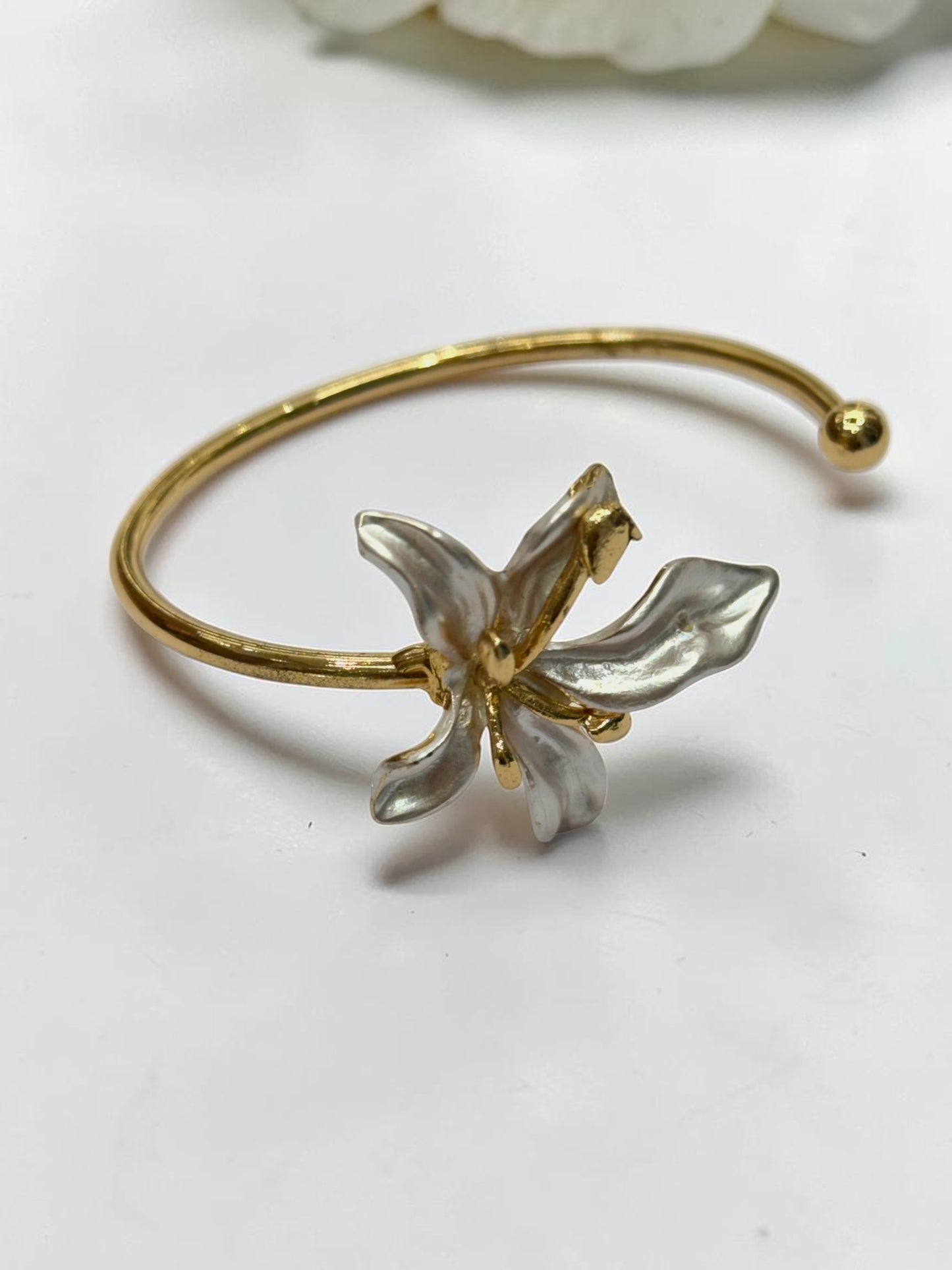 WHITE BLOOM FLORAL TATHYA BRACELET (CUFF)
