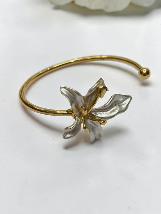 WHITE BLOOM FLORAL TATHYA BRACELET (CUFF)