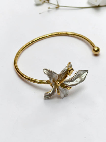 WHITE BLOOM FLORAL TATHYA BRACELET (CUFF)