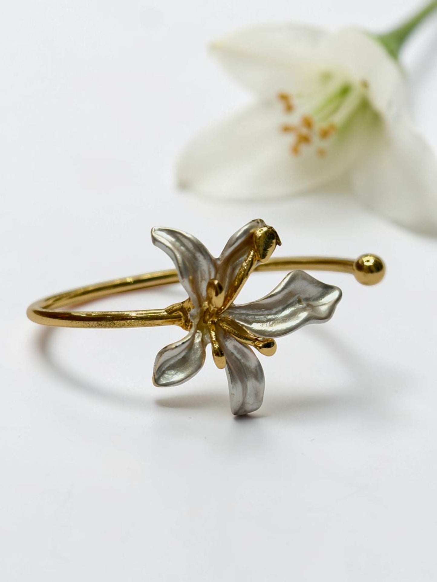 WHITE BLOOM FLORAL TATHYA BRACELET (CUFF)