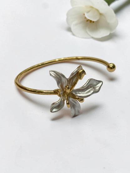 WHITE BLOOM FLORAL TATHYA BRACELET (CUFF)