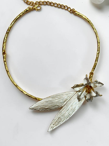 WHITE BLOOM FLORAL TATHYA NECKLACE
