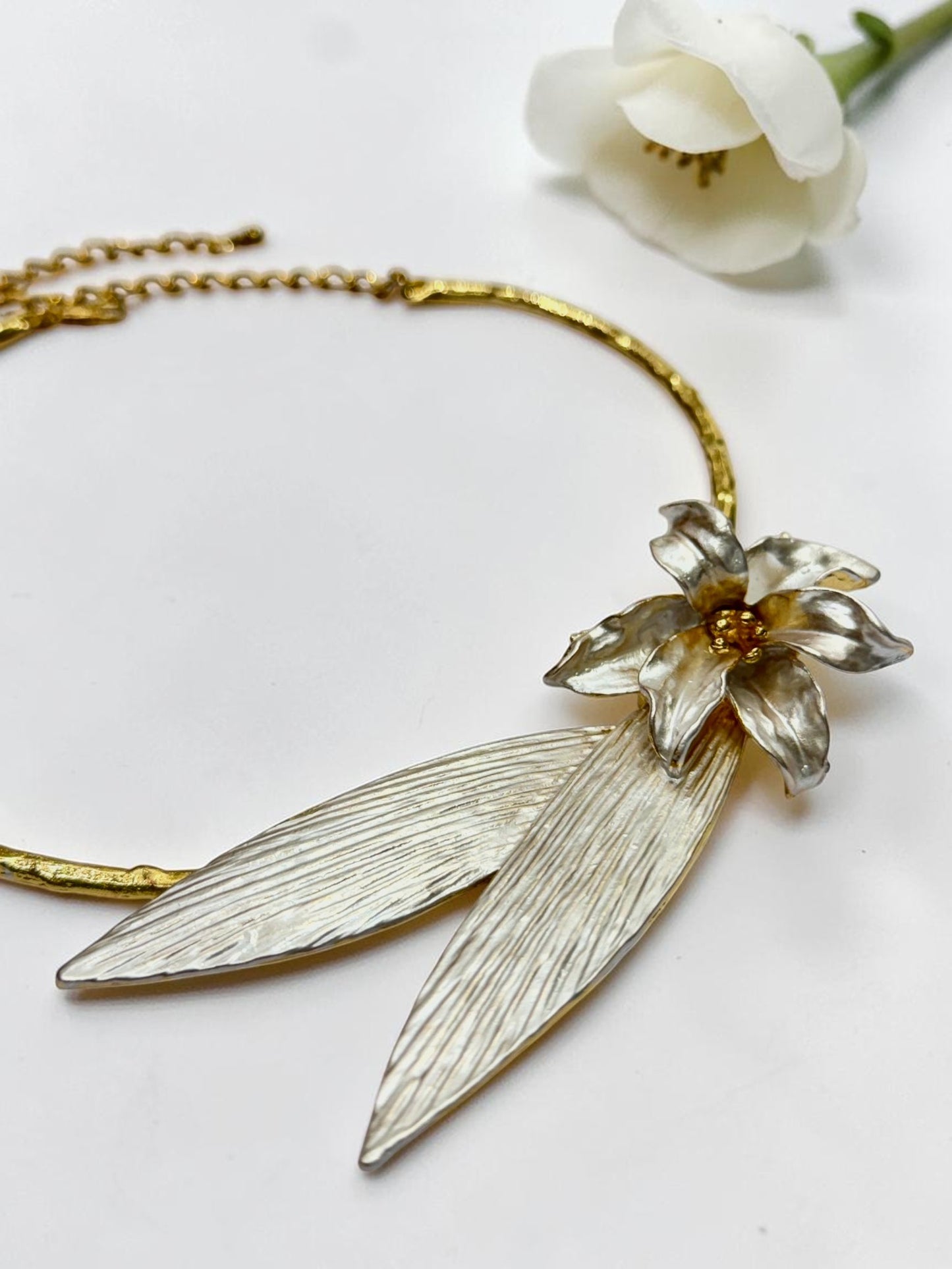 WHITE BLOOM FLORAL TATHYA NECKLACE