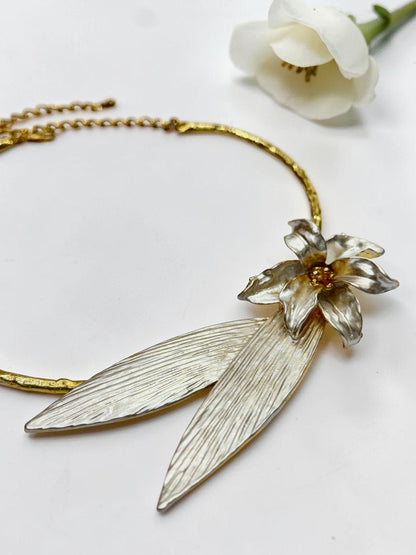 WHITE BLOOM FLORAL TATHYA NECKLACE