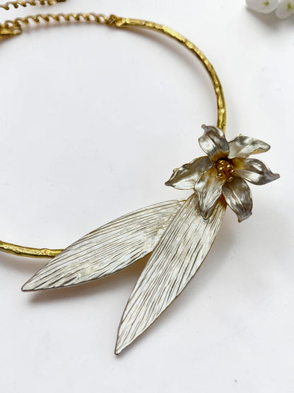 WHITE BLOOM FLORAL TATHYA NECKLACE