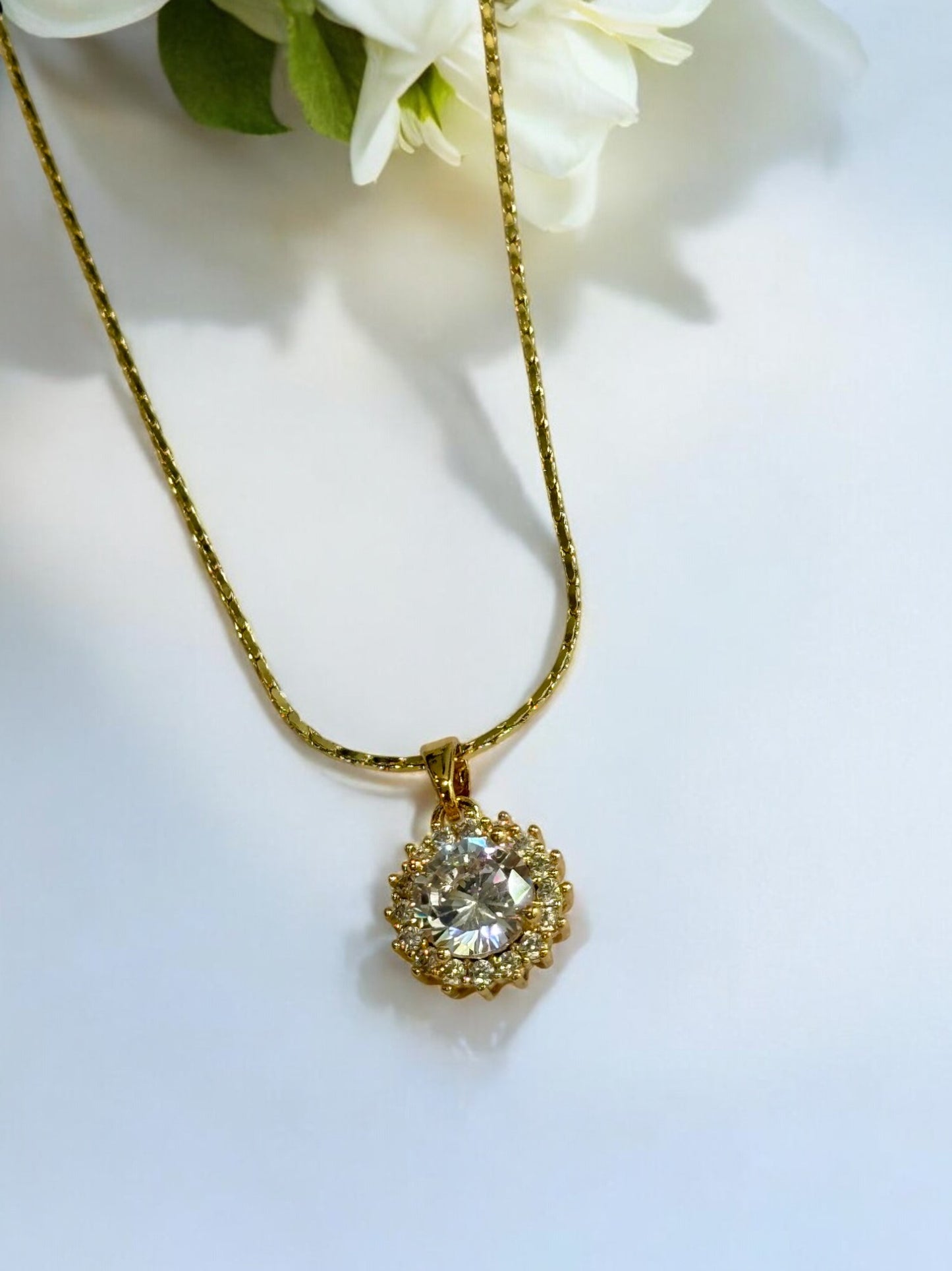 WHITE DIAMOND AXSON NECKLACE