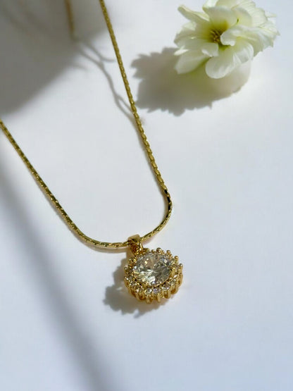 WHITE DIAMOND AXSON NECKLACE