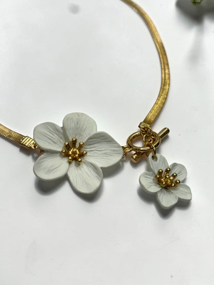 WHITE FLORAL MARCUS NECKLACE SET (COMBO)